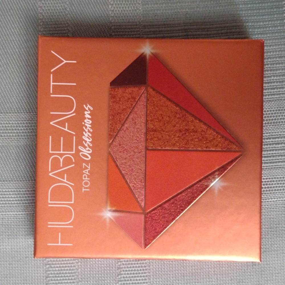 Huda beauty topaz obsessions palette